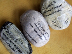 Grote stenen met tekst